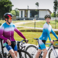 Il ciclismo traspirante impressionano donne a maniche lunghe